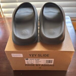 YZY Slide with box Made by Adidas men’s US 7 Onyx HQ6448